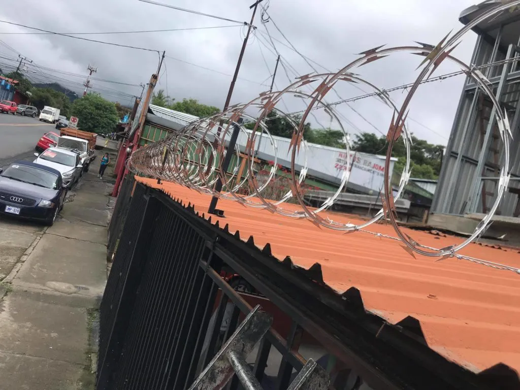Instalación de alambre navaja en San José, Costa Rica